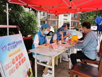 薛家岛街道社区卫生服务中心开展2022年老年健康宣传周咨询义诊活动